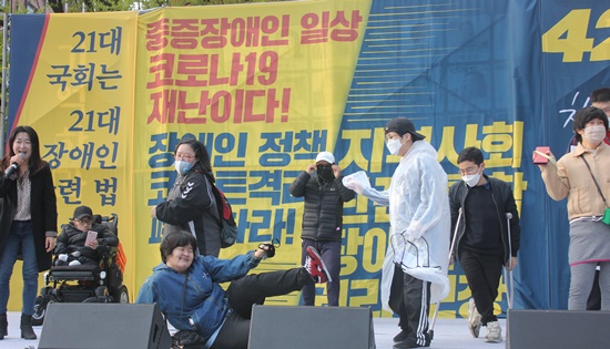 420장애인차별철폐공동투쟁단(420공투단)이 서울 마로니에공원에서 ‘2020년 420장애인차별철폐 투쟁 결의대회’를 개최했다. 민중가수 임정득 씨의 공연에 발달장애인 활동가들이 무대에 올라 함께 춤을 추고 있다.ⓒ에이블뉴스
