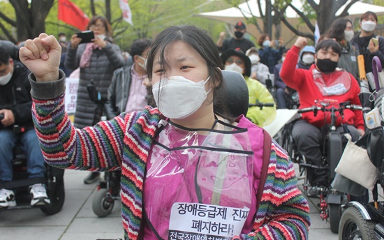 420장애인차별철폐공동투쟁단(420공투단)이 서울 마로니에공원에서 ‘2020년 420장애인차별철폐 투쟁 결의대회’를 개최했다. 결의대회에 참가한 장애인활동가가 투쟁을 외치고 있다.ⓒ에이블뉴스