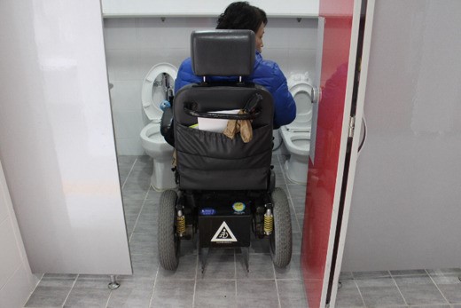 열린관광지 여수 오동도 화장실 속 장애인편의.ⓒ에이블뉴스DB