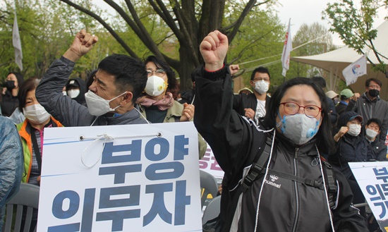 420장애인차별철폐공동투쟁단(420공투단)이 서울 마로니에공원에서 ‘2020년 420장애인차별철폐 투쟁 결의대회’를 개최했다. 결의대회에 참가한 장애인활동가가 투쟁을 외치고 있다.ⓒ에이블뉴스