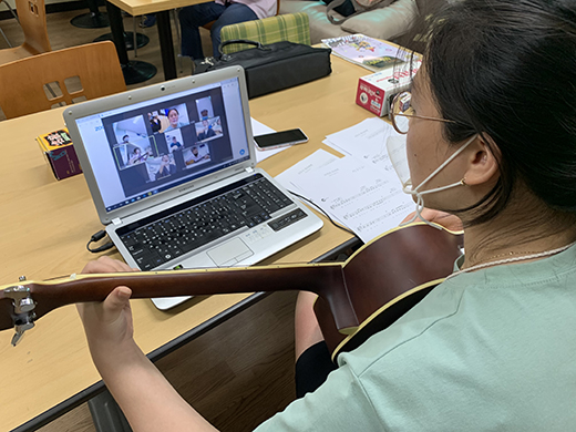 코로나19 확산으로 온라인 기타교육을 받고 있는 청각장애인 모습(기사내용과 무관).ⓒ에이블뉴스DB