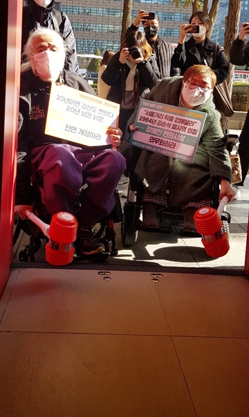 11일 서울 광화문광장 인근 할리스 커피전문점 앞에서 ‘1층이 있는 삶’ 플래시몹을 펼치는 장애인들 모습.ⓒ에이블뉴스