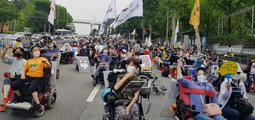 전국장애인차별철폐연대(전장연)는 2020년 7월 1일 서울지방조달청에서 “장애등급제 단계적 폐지 1년은 예산 중심으로 조작된 장애인 서비스 지원 종합조사표에 의한 가짜폐지였다”면서 규탄 집회를 펼쳤다.ⓒ에이블뉴스
