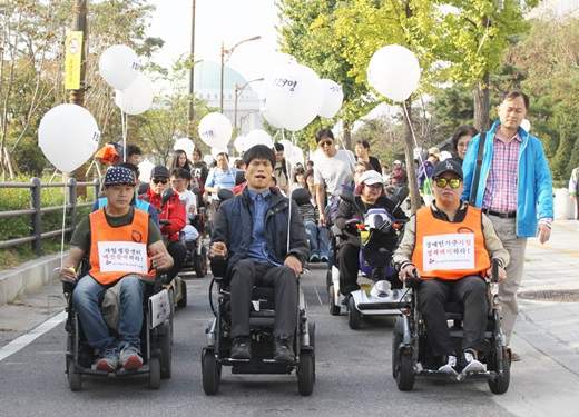 2016년 10월 20일 여의도 앞에서 열린 한국장애인자립생활센터총연합회 결의대회 행진 모습.ⓒ에이블뉴스DB