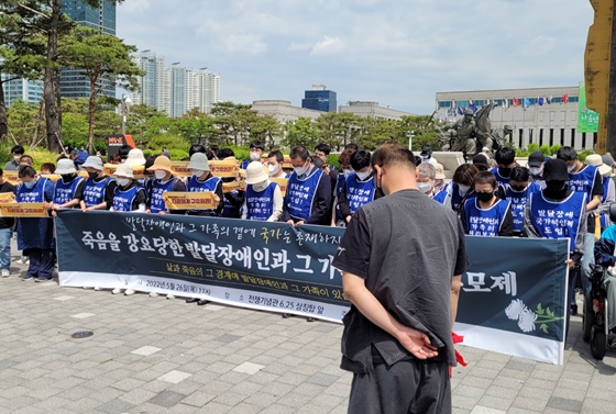 전국장애인부모연대는 26일 오전 11시 서울 용와대 인근 전쟁기념관 6.25 상징탑 앞에서 ‘발달장애인과 그 가족에 대한 추모제’를 개최했다. ⓒ에이블뉴스